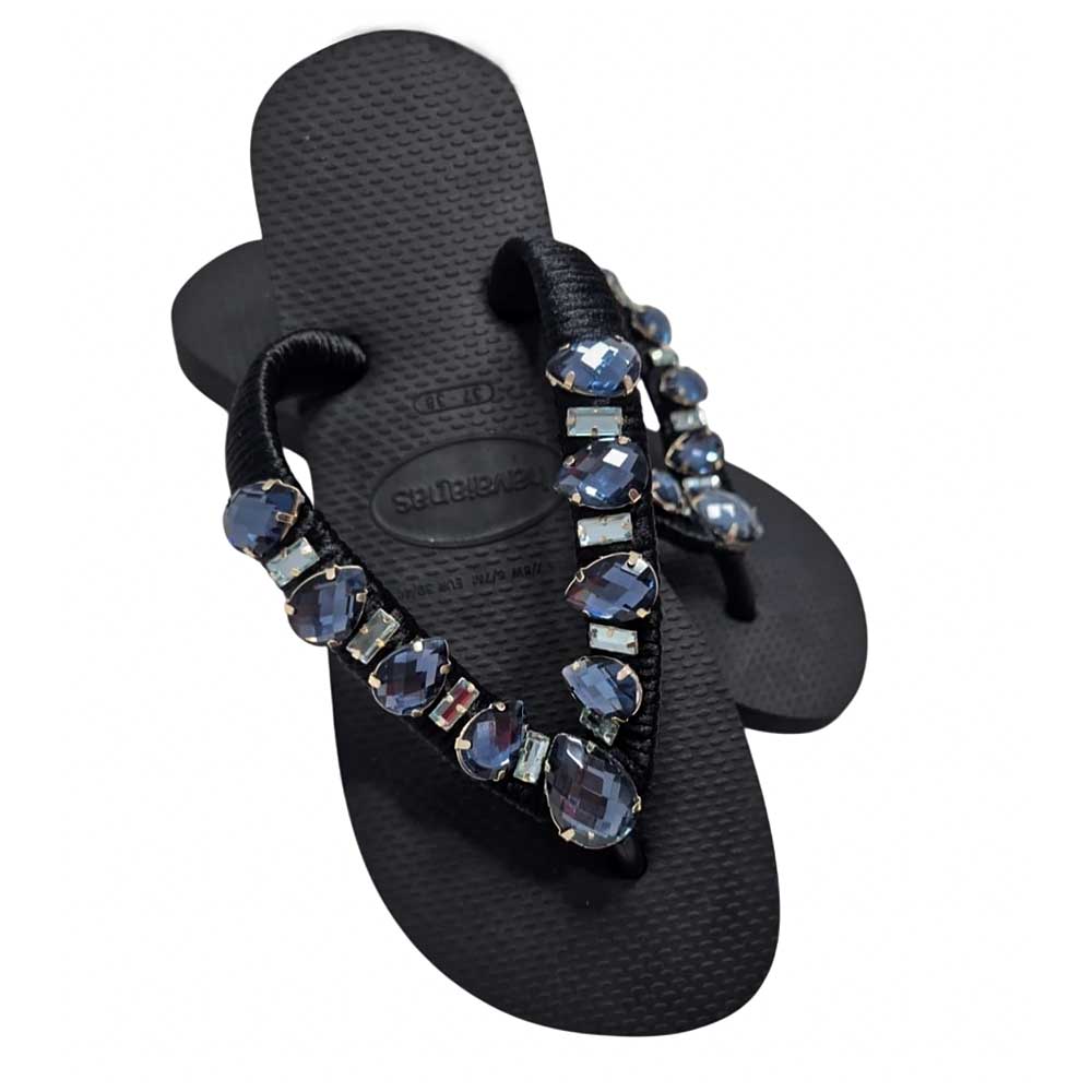 Chanclas Havaianas en negro con tiras decoradas con pedrería azul y cristal.