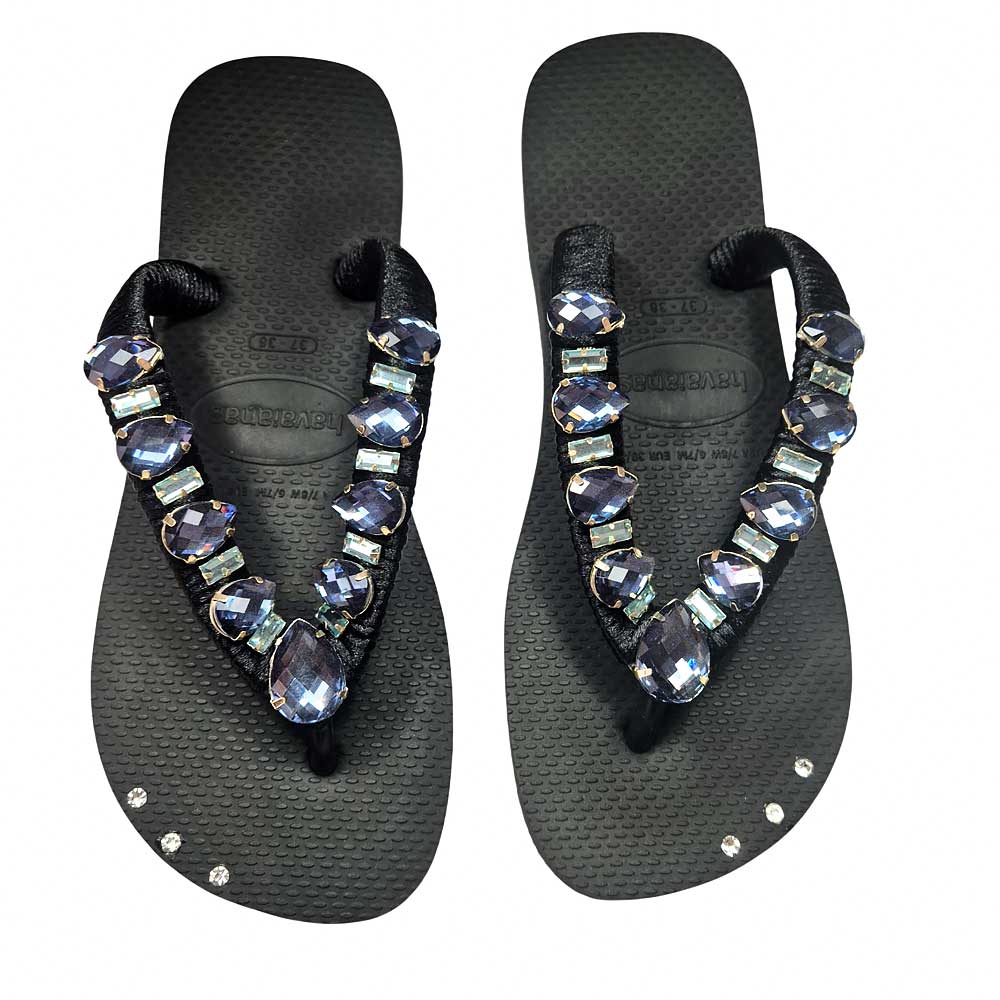 Chanclas Havaianas con decoración artesanal con pedrería en tonos azules.