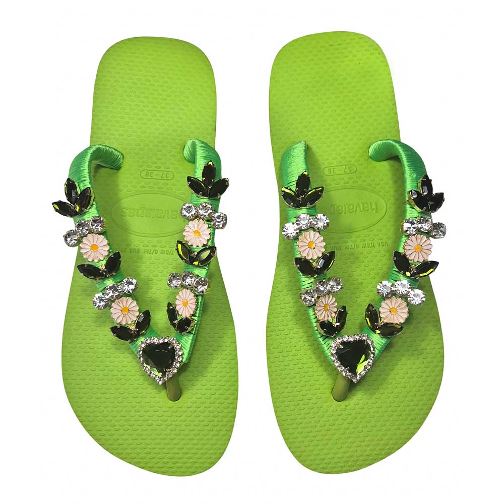 Chanclas Havaianas color verde diseñadas con margaritas y cristales verdes.