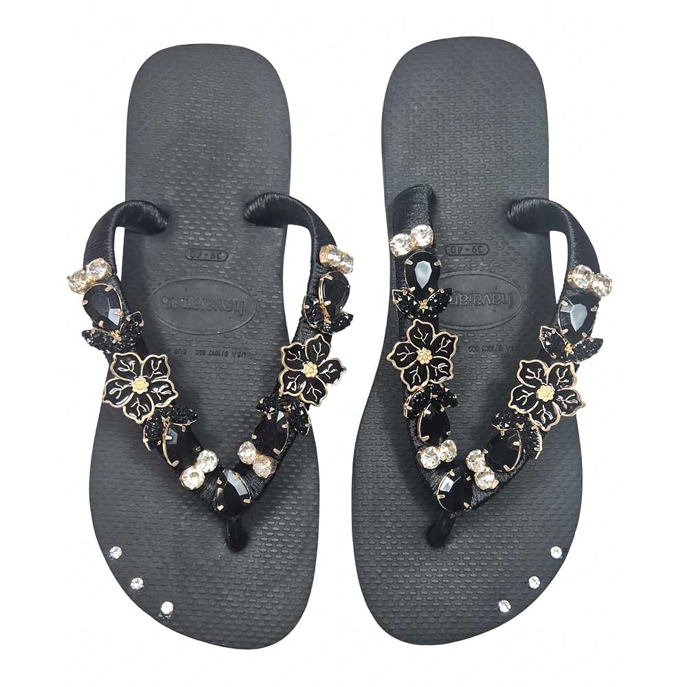 Chanclas Havaianas de color negro con pedrería dorada y negra.