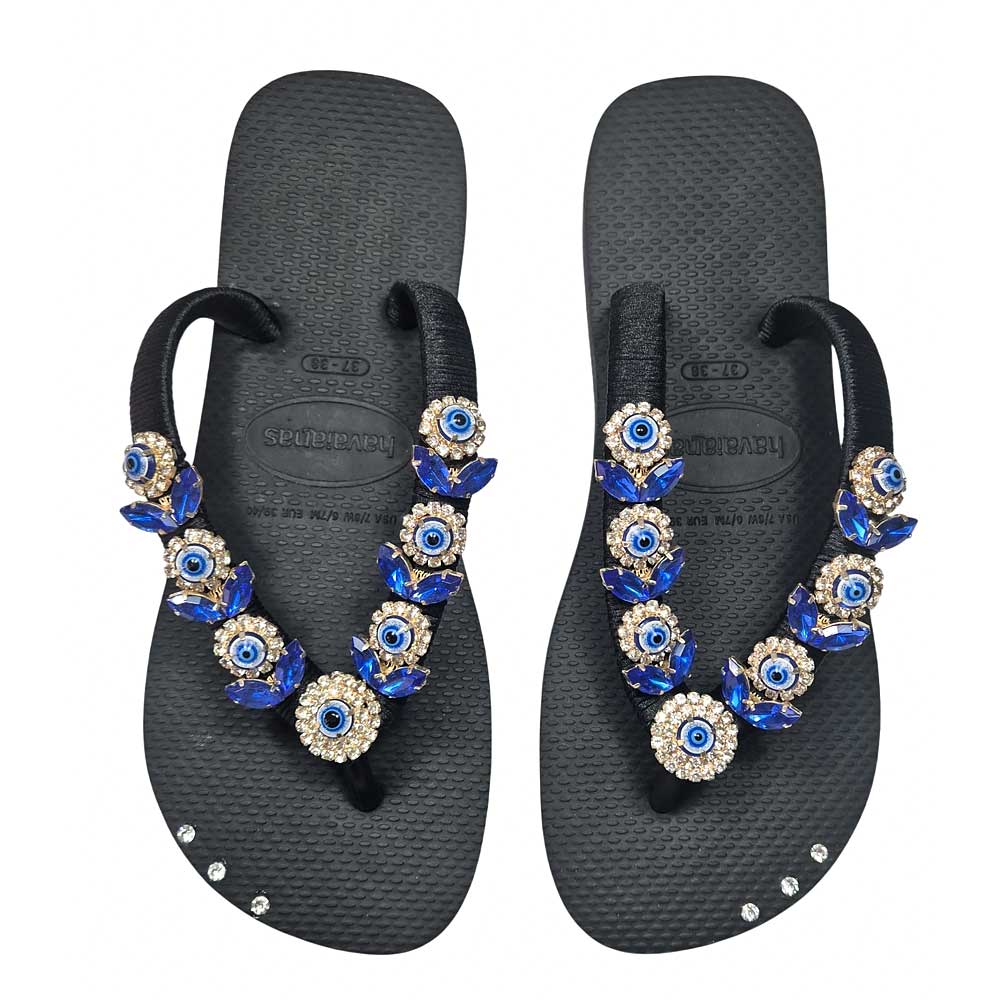 Chanclas Havaianas color negro diseñadas con pequeños amuletos de Ojo Turco.