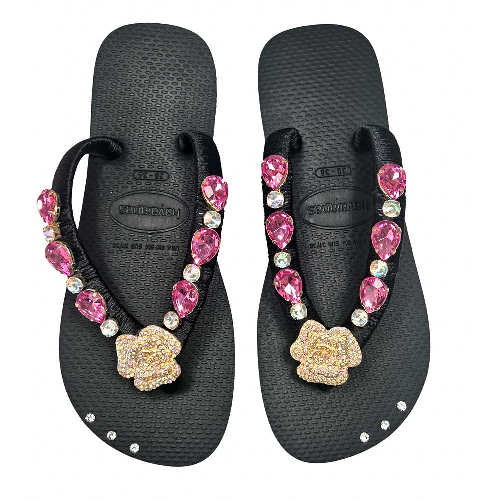 Chanclas Havaianas con flor dorada con pequeños cristales y pedrería rosa.
