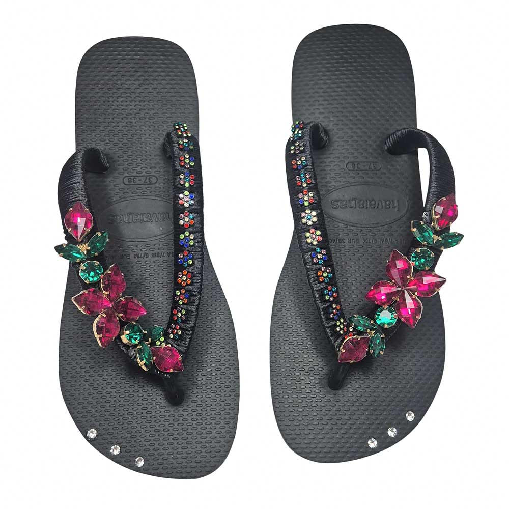Chanclas Havaianas decorada con cristales en tonos rubí y verde.