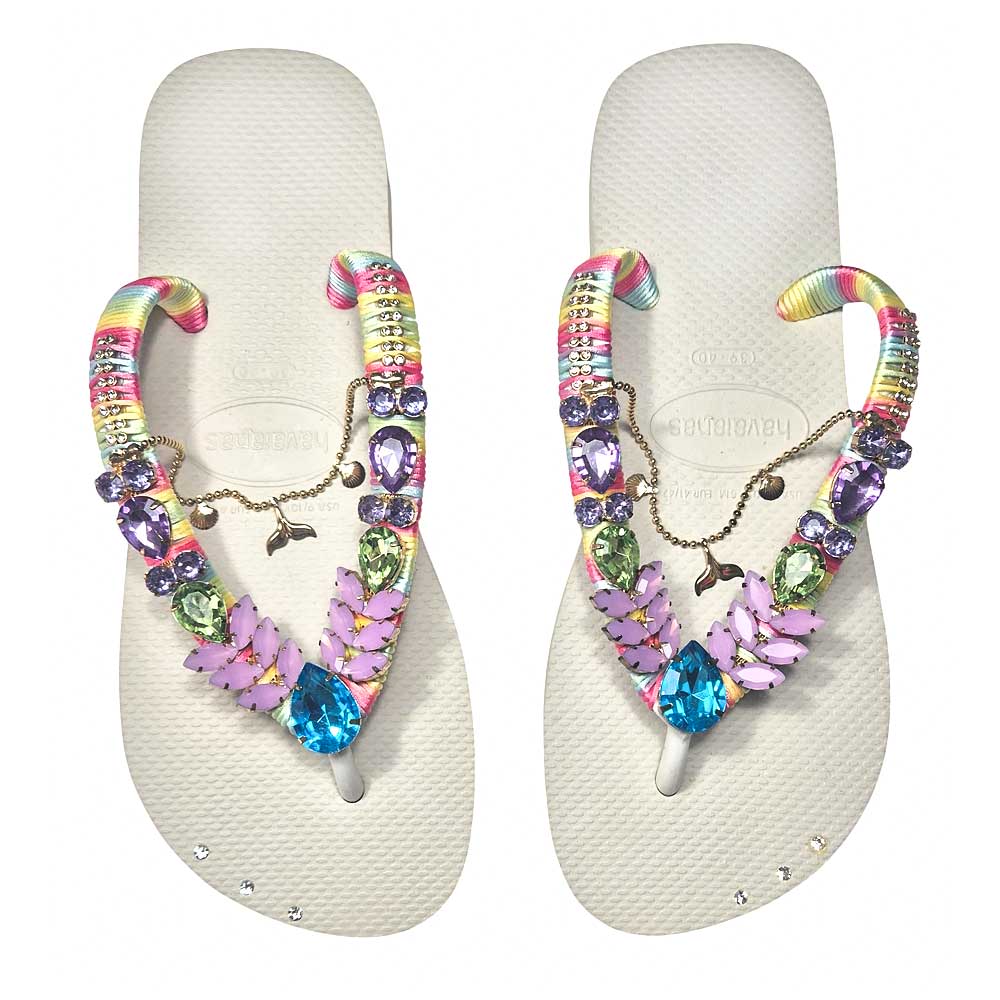 Chanclas Havaianas diseñada con cristales multicolores en tonos pastel.